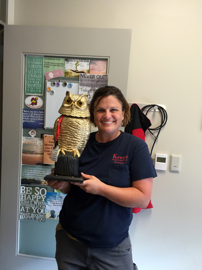 Liz Craighead receives the Golden Owl.