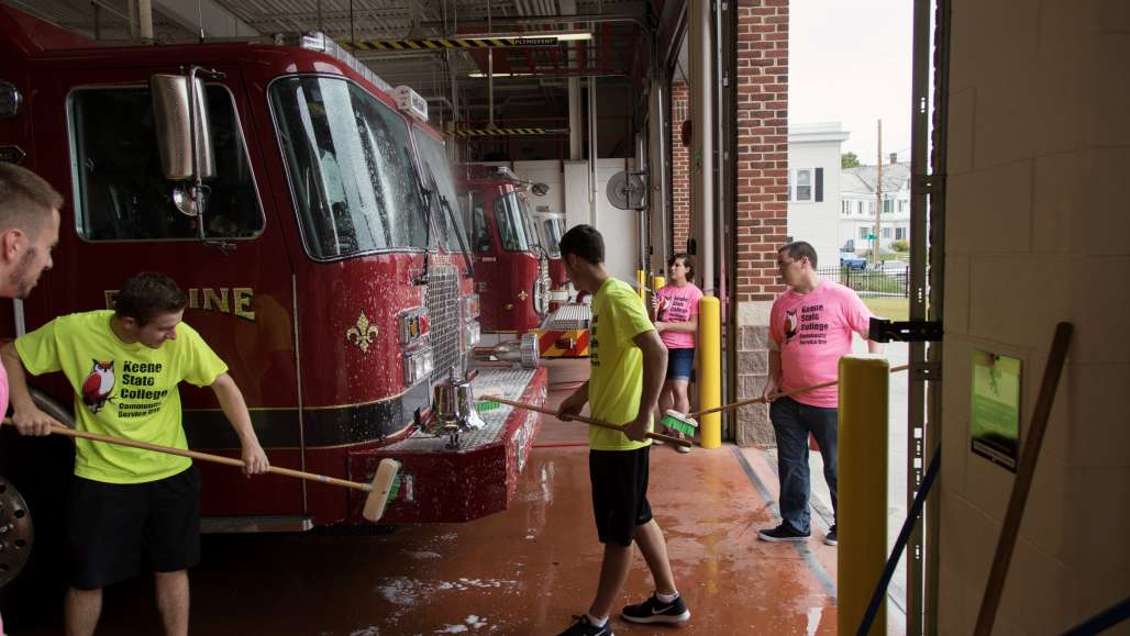 Students wash fire engine