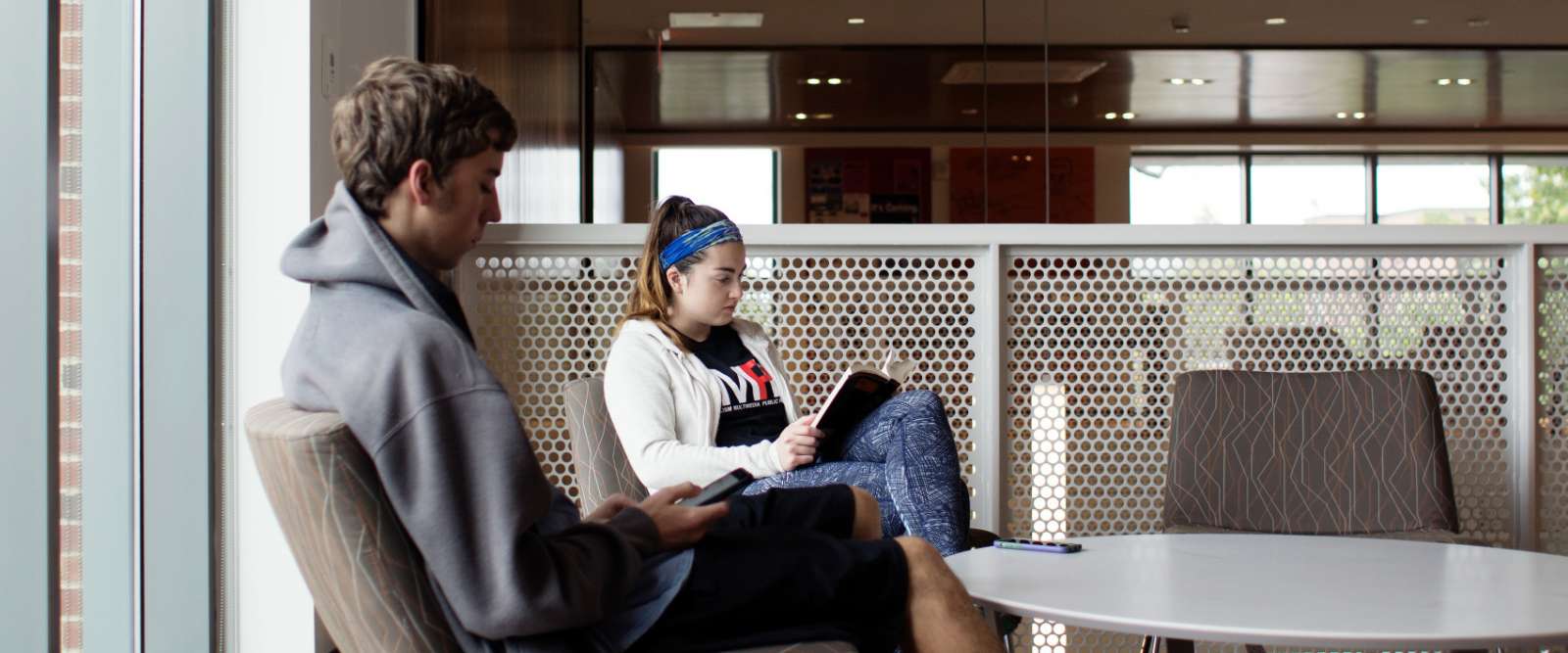 Srudents seated in the LLC lobby