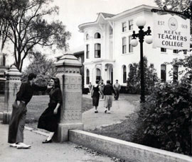 Students hang out in front Hale Building, 1953