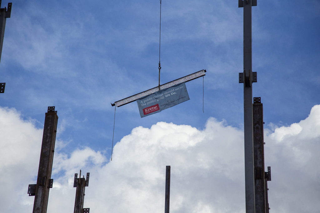 The ceremonial final beam of the new residence hall is lifted into place. Photo by Will Wrobel.