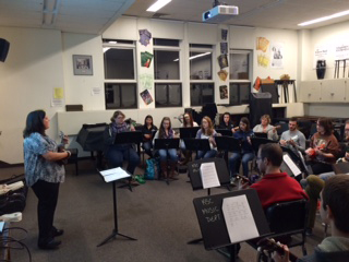 Jessica Welch Makris ’04 teaches best practices for including ukuleles in a general music curriculum. (photo by Jim Chesebrough)