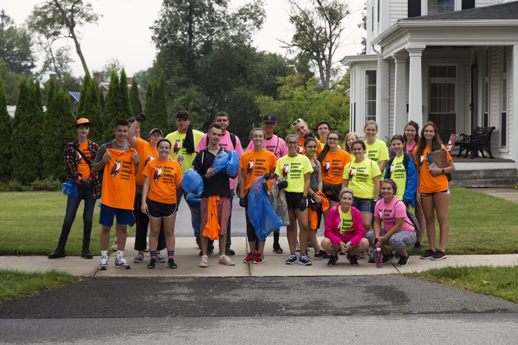 First-year students head out for Community Service Day during Welcome Days. Photo by Will Wrobel
