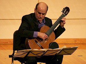 Jose Lezcano performs classical guitar and Latin American music.