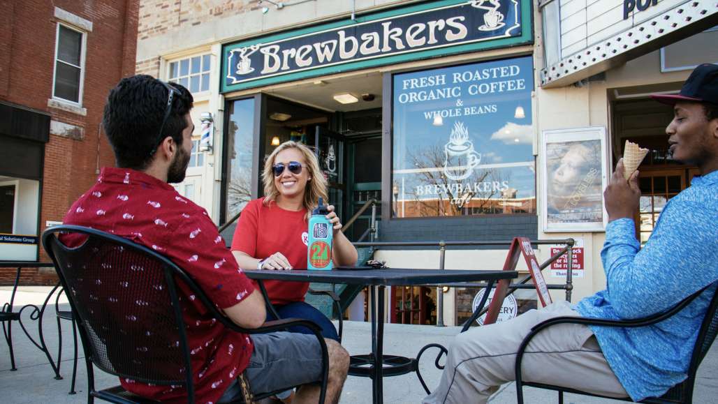 Students outside Brewbakers