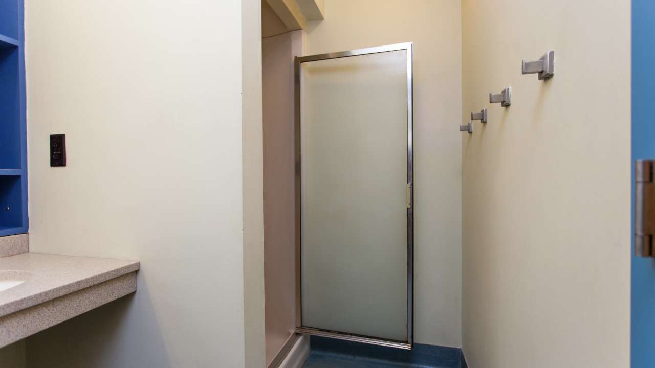 Holloway Hall, bathroom, facing shower