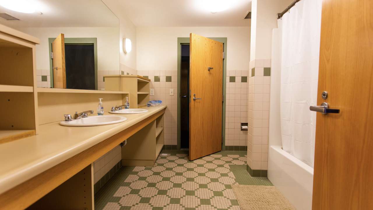 Pondside II Apartments bathroom