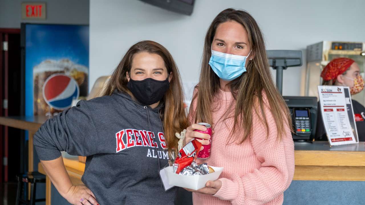 Alumni getting Sizzlers during Alumni Weekend 2021