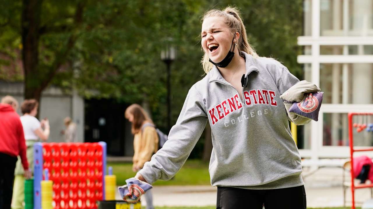 Students and Alumni play outdoor lawn games to kickoff Alumni Weekend 2021