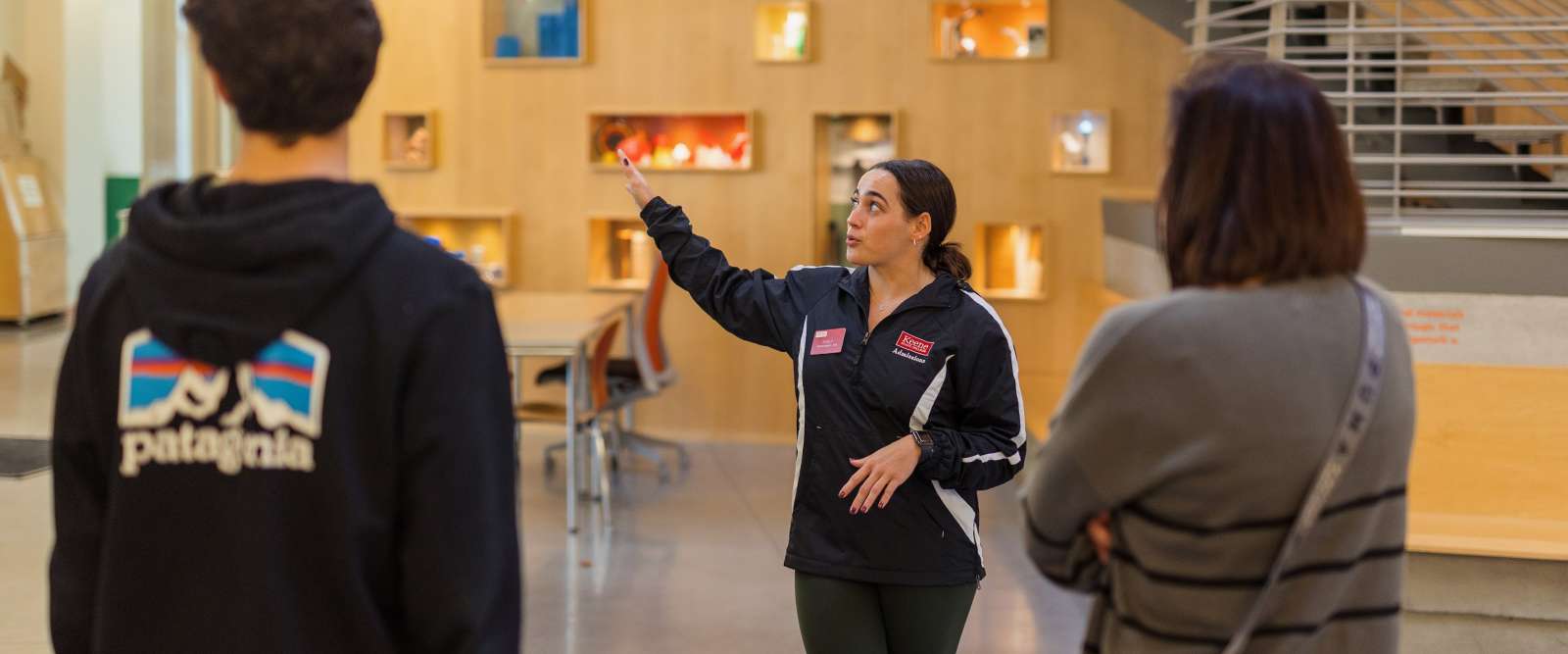 An student tour guide takes visitors on a campus tour